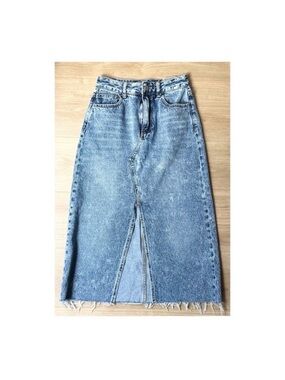 Classic High-Waist Blue Denim Midi Skirt with Front Slit